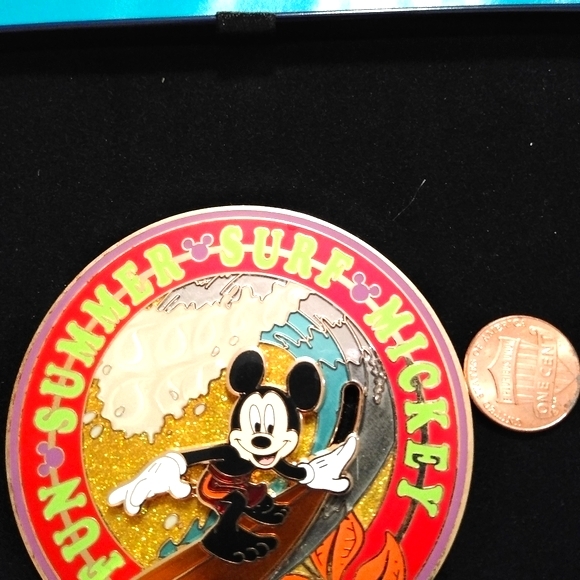 DISNEY SET OF 4 PINS - Picture 4 of 7
